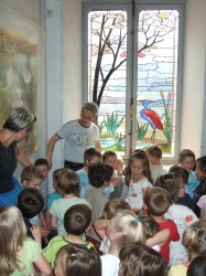 M. Rousset donne des explications sur les vitraux du Musée