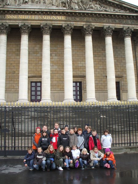 La classe de CM1-CM2 devant l'Assemblée nationale