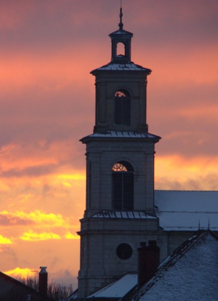 Coucher de soleil sur l'église de Frasne (Doubs)