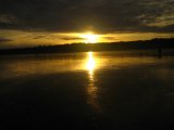 Coucher de soleil sur l'étang de Frasne en décembre 2007.