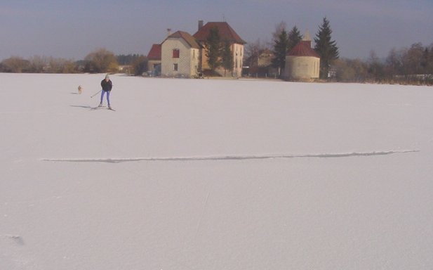 Ski sur l'étang gelé