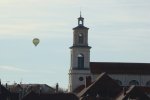 Une montgolfière au-dessus du village