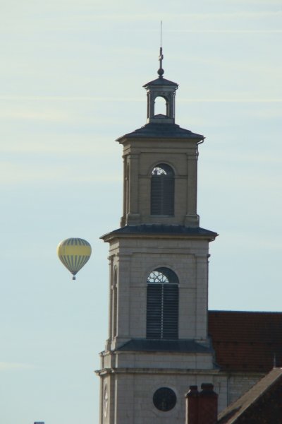 Montgolfière au-dessus du village