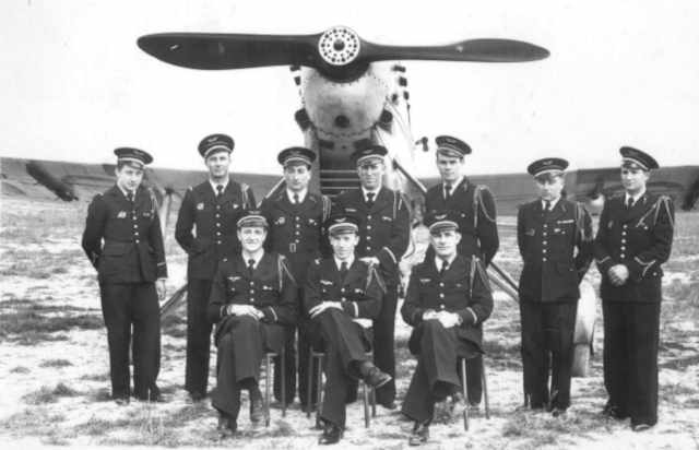 Le lieutenant Accart (assis au centre) et les pilotes de la SPA 67 en 1938 à Reims