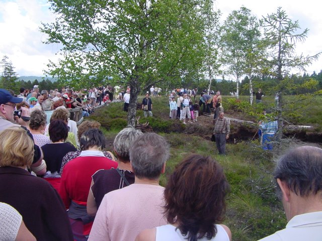 Le public assiste à l'extraction de la tourbe